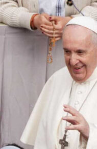 L’ISIS Isabella D’Este Caracciolo di Napoli veste Papa Francesco per il decimo anniversario del Pontificato