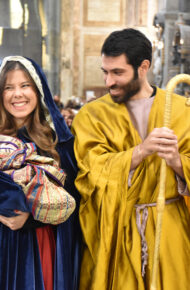 Napoli, al Duomo il presepe vivente dell’Isabella d’Este Caracciolo con Alessandra Clemente nel ruolo della Madonna con bambino